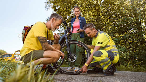 Der ADAC hilft einem Paar bei einer Fahrradpanne