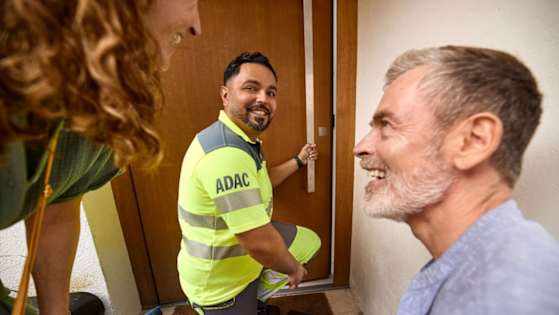 ADAC Schlüsselnotdienst sperrt einem Paar die Tür auf