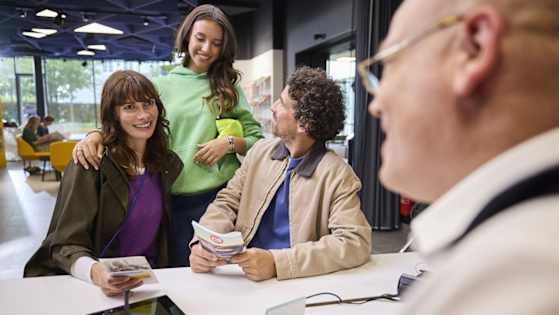 Eine Familie lässt sich in der ADAC Geschäftsstelle beraten