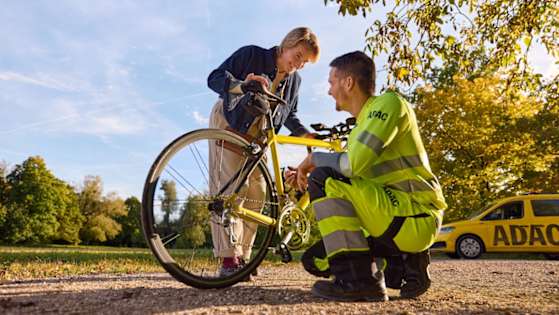 ADAC hilft junger Frau bei Fahrrad-Panne