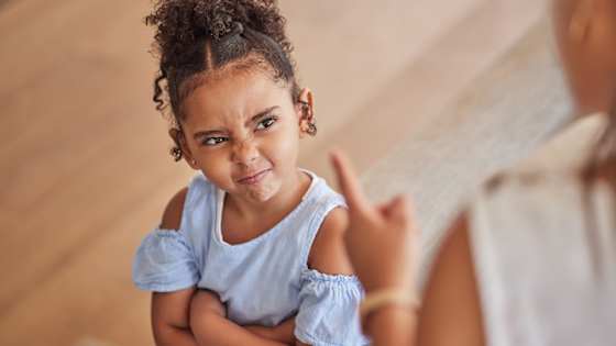 Mädchen steht vor schimpfender Mutter und rümpft die Nase - Berufsrechtsschutz ADAC