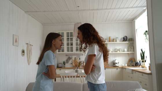 Mutter und Tochter stehen sich gegenüber und streiten - Rechtsschutz ADAC