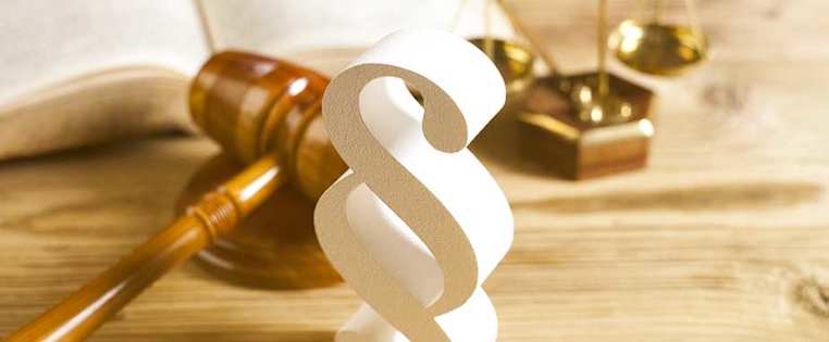 Paragrafenzeichen und Richterhammer - Rechtsschutzversicherung sinnvoll