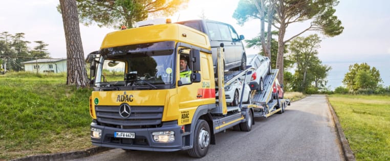 Ein Transporter des ADAC Fahrzeugrücktransports