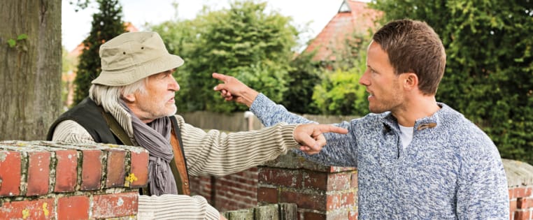 Nachbarschaftsstreit am Gartentor - Rechtsschutzversicherung Wohnen ADAC