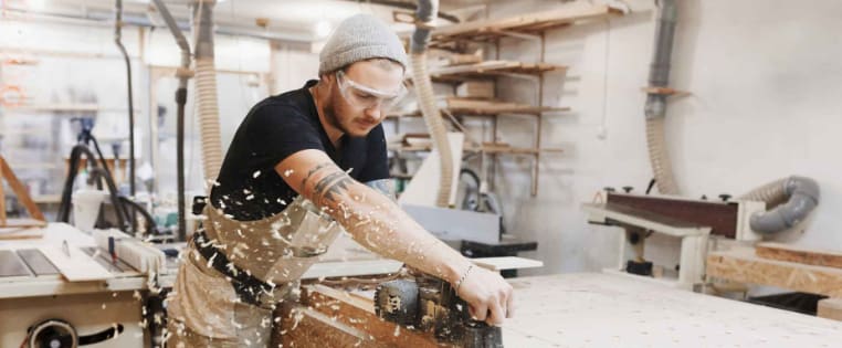 Selbst�ndiger Schreiner bei der Arbeit - Unfallversicherung ADAC
