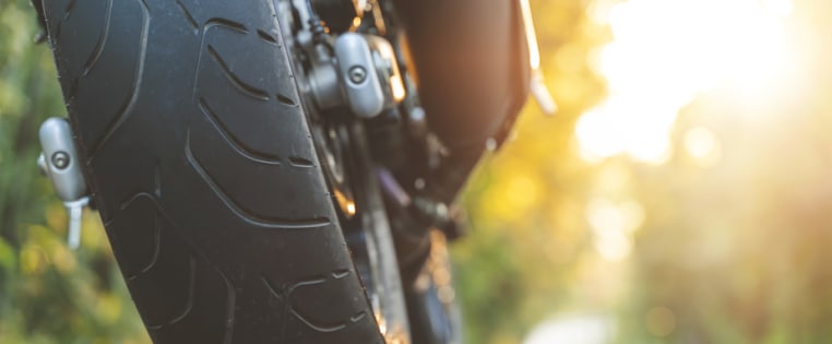 Motorradreifen auf der Stra�e - Motorradversicherung ADAC
