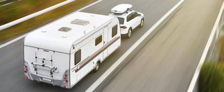 Wohnwagen unterwegs auf der Autobahn - Kfz-Versicherung für Wohnwagen und Wohnmobil