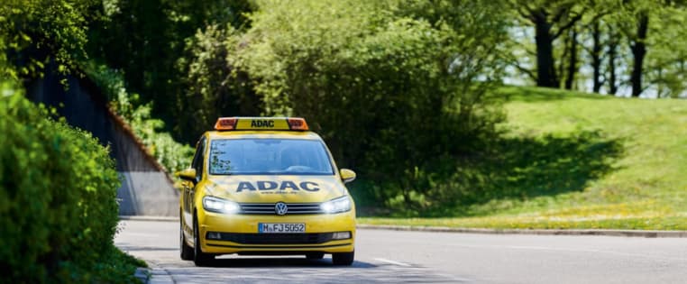 Straßenwachtauto auf einer Straße im Grünen
