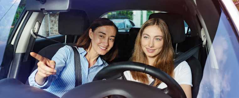 Teenagerin lernt von ihrer Mutter Auto fahren