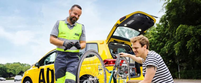 ADAC Mitarbeiter hilft bei einer Fahrradpanne