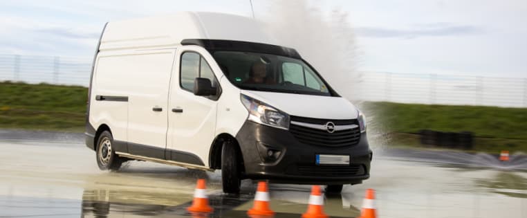 Kleintransporter auf Schleuderplatte bei einem ADAC Fahrsicherheitstraining