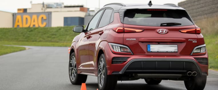 Rotes Auto bei einem ADAC Fahrsicherheitstraining