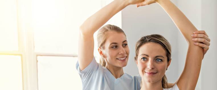 ADAC Kranken- und Pflegeversicherung - Frau in Behandlung
