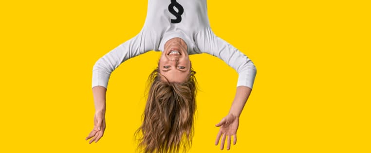 Frau mit Paragrafen Shirt hängt über Kopf - Rechtsschutzversicherung ADAC