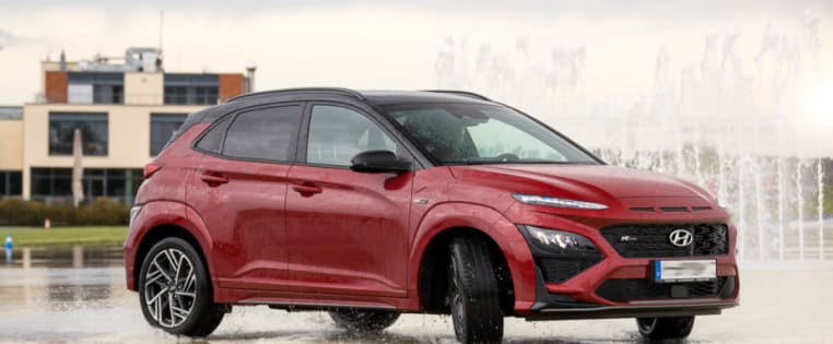 Auto auf Rüttelplatte beim ADAC Pkw-Kompakt-Training