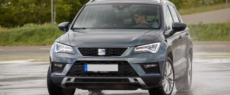 Mann in einem Auto nimmt an einem ADAC-Kompakt-Training teil