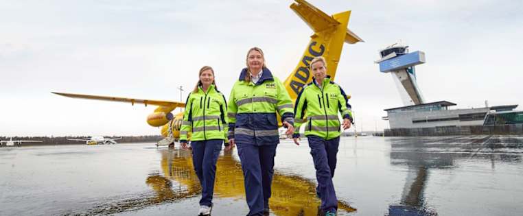 ADAC Sanitäter stehen vor dem Ambulanzjet