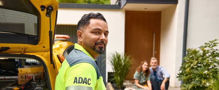 ADAC Schlüsselnotdienst hilft Mann und Frau vor verschlossener Haustüre