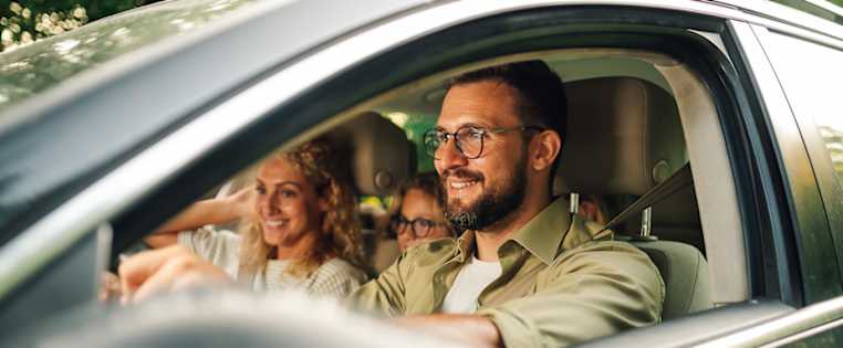 Familie fährt im Auto - Familien Kfz Versicherung ADAC