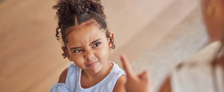 Mädchen steht vor schimpfender Mutter und rümpft die Nase - Berufsrechtsschutz ADAC