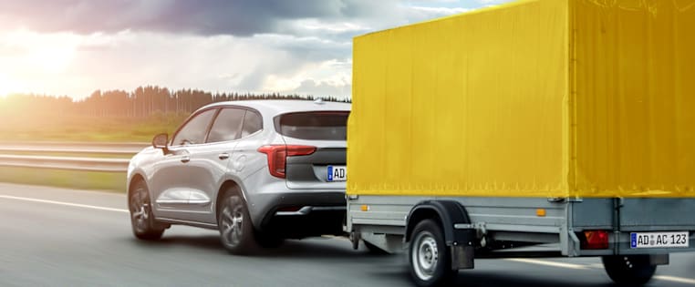 Gelber Pkw-Anhänger mit eigener Anhängerversicherung ADAC