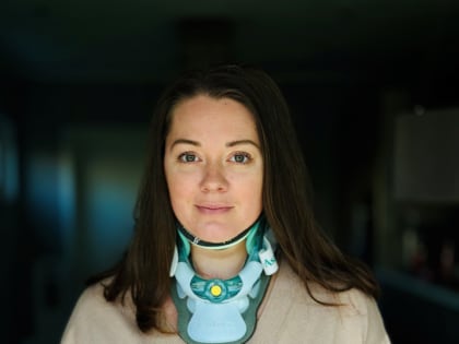 junge Frau mit Halsstütze