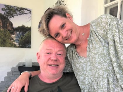 lächelnde Frau umarmt Ehemann