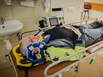 Lisa hat einen Motrorradunfall in Litauen