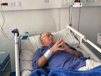 Ein Mann liegt in Marokko im Krankenhaus