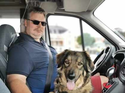 Mann am Steuer eines Wohnmobils