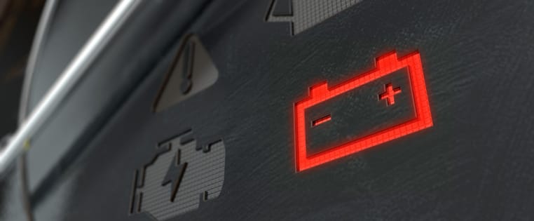Eine Batterieleuchte im auto leuchtet rot