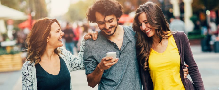 Gruppe von einem Mann und zwei Frauen