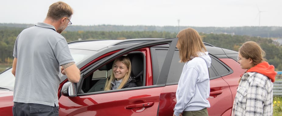 Jugendliche beim ADAC Junge-Fahrer-Training