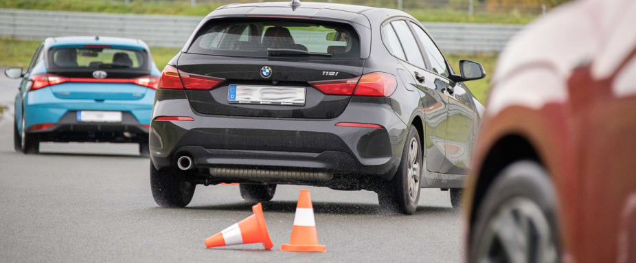 Auto im Slalomparkour beim ADAC Pkw-Basis-Training