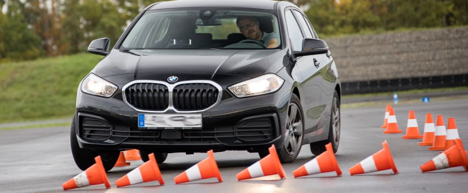 Teilnehmer übt Kurvenfahrt beim ADAC Pkw-Intensiv-Training