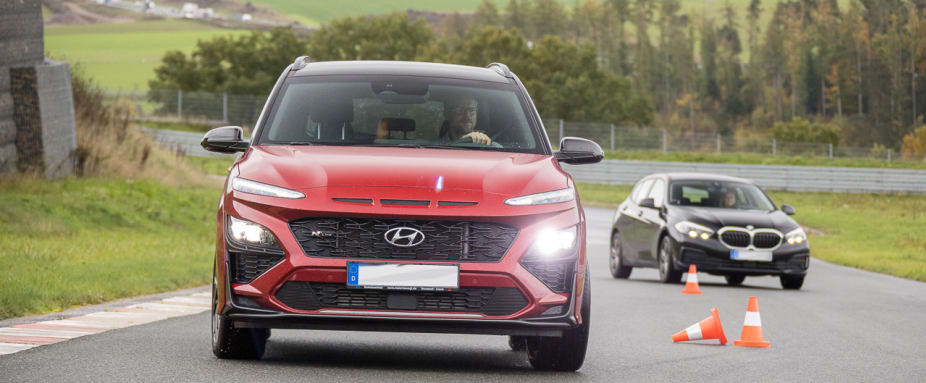 Teilnehmer trainieren Slalom beim ADAC Pkw-Training für e-Fahrzeuge