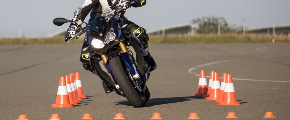 Motorradfahrer beim ADAC Motorrad-Kurven-Training Intensiv