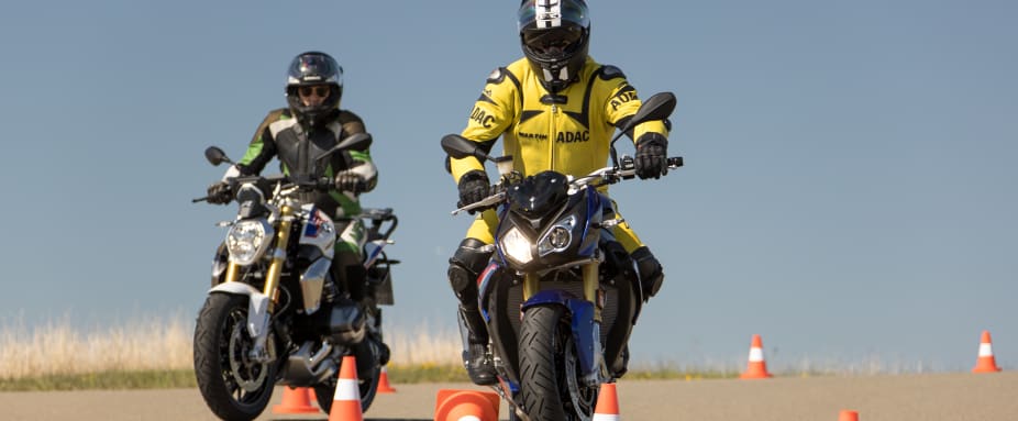 Teilnehmer fahren Slalom beim ADAC Motorrad-Basis-Training