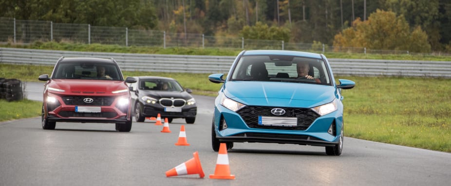 Autos bei Slalomübung