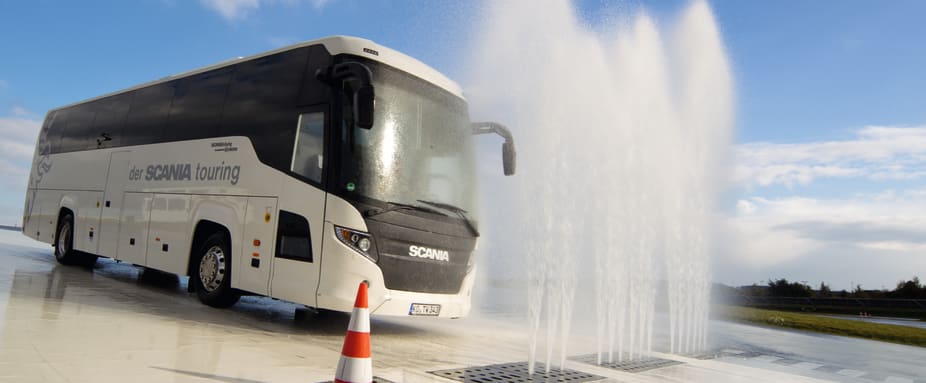 Bus nimmt an Fahrtraining teil