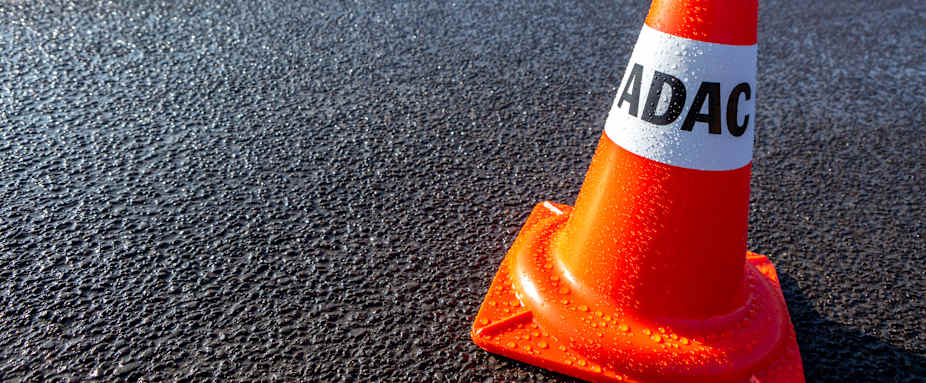 Bild mit einem ADAC Pylon bei einem Fahrsicherheitstraining