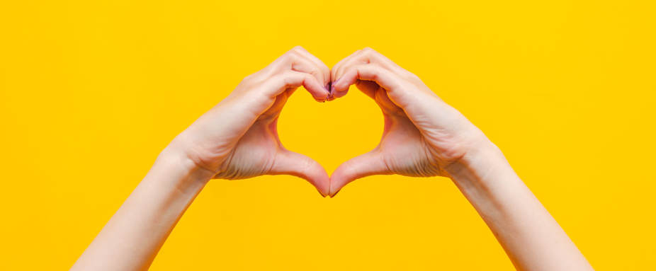Zwei Hände, die eine Herzform zeigen