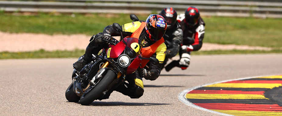 Abbildung Teilnehmer beim ADAC-Rennstreckentraining