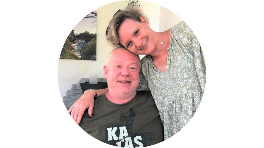 lächelnde Frau umarmt ihre Ehemann