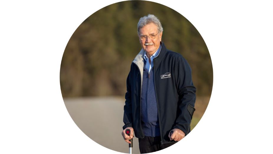 72-jähriger Mann auf Krücken