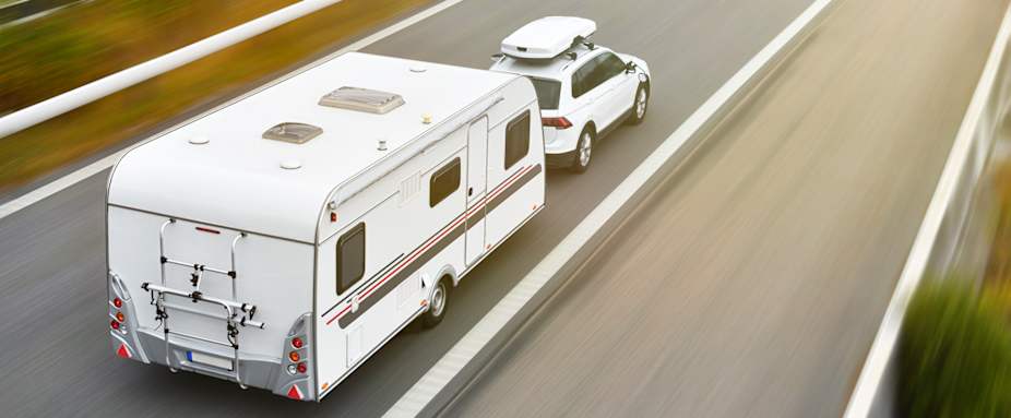 Wohnwagen unterwegs auf der Autobahn - Kfz-Versicherung für Wohnwagen und Wohnmobil