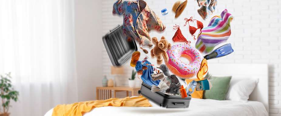 Platzender Urlaubskoffer steht auf einem Bett in einem Schlafzimmer, Sachen fallen heraus