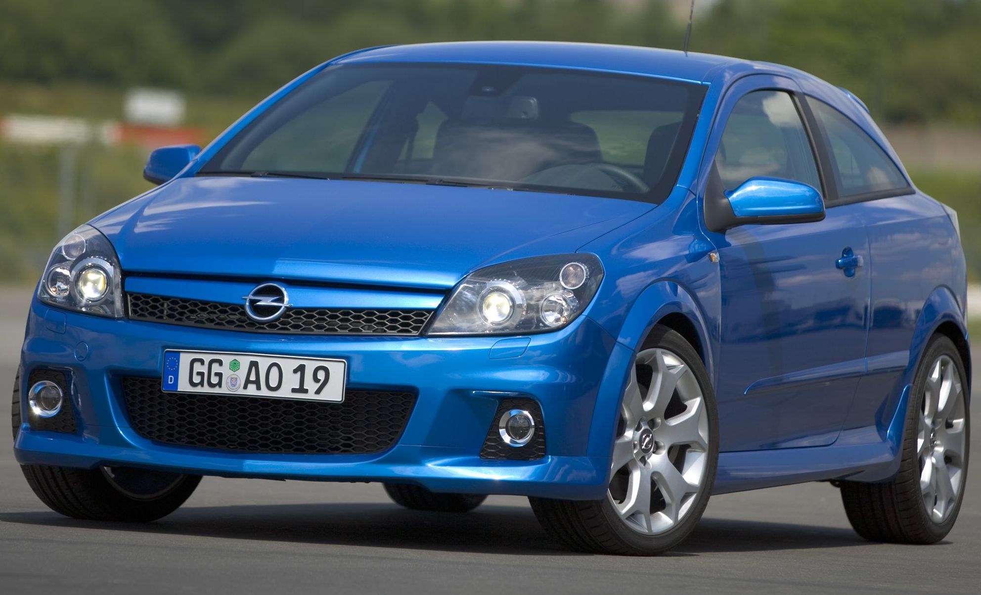 Opel Corsa 1.4 Twinport Edition 2005 - Specs, Review & Tests