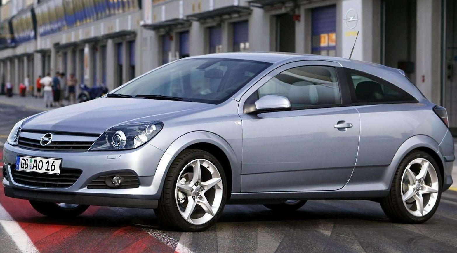 Opel Astra GTC 1.9 CDTI Cosmo 2005 - Specs, Review & Tests